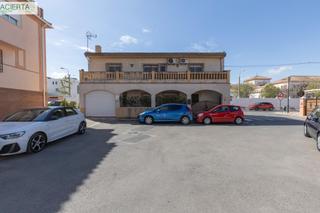 Maison à Las Tres Cruces. Casa en armilla con terraza, patio y amplia cochera