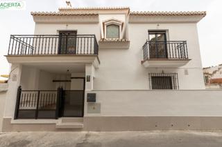 Maison  Calle de ávila 26. Casa de obra nueva. seis dormitorios, independiente en el barrio