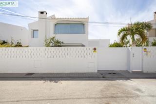 Chalet  Calle orquídea. Exclusivo chalet a solo 20 metros de la playa de calahonda.