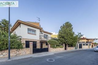Xalet a Padul. Chalet independiente con piscina en urbanización el puntal