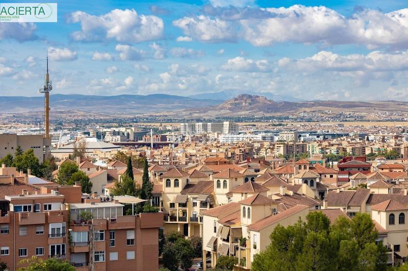 Foto 8b585658-f0d8-4ab3-ad6c-0c7e2495b13f. Chalet con riscaldamento parcheggio piscina in Camino de los Neveros - Serrallo Granada