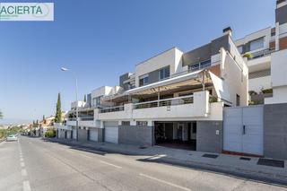 Reihenhaus in Camino de los Neveros - Serrallo. Espectacular adosado en bola de oro