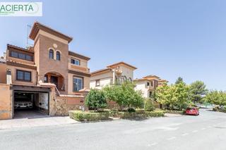 Maison jumelée à La Zubia Ciudad. Preciosa casa en la zubia