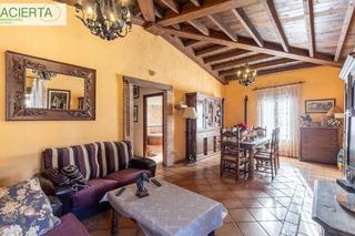 Xalet a La Zubia Ciudad. Fantástica villa con infinidad de posibilidades