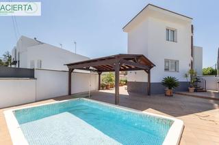 Casa aparellada a Crta. De la Sierra. Gran casa con piscina en huetor vega