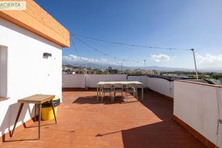 Ático  Calle el guerra. Descubre este exclusivo ático reformado con terraza de ensueño.