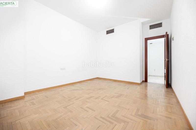 Foto 73d80a67-cace-4db5-9a24-4f460f506b80. Flat in avenida divina pastora 7 bloque 2 7 in San Ildefonso Granada