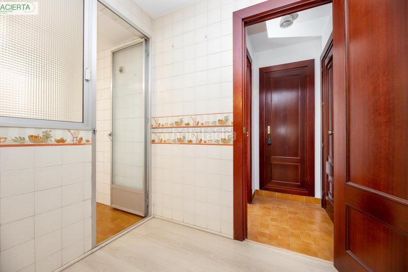 Foto b5928f67-7e9a-48b5-9022-9ecf79547fd3. Flat in avenida divina pastora 7 bloque 2 7 in San Ildefonso Granada