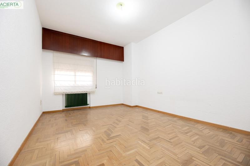 Foto bf26748a-3ee4-492e-a57c-767fab90e353. Flat in avenida divina pastora 7 bloque 2 7 in San Ildefonso Granada