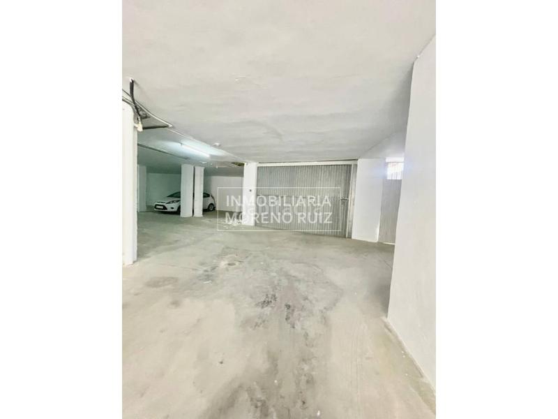 Foto ca0b42b3-ac92-4d37-a4ea-24e5c11496a5. Aparcament cotxe a Baena