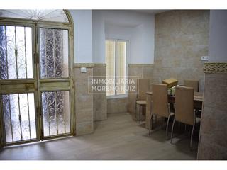 Haus in Baena. Casa con patio y cochera.