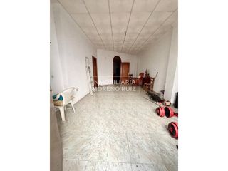Business premise in Baena. Local comercial con vivienda en planta baja  una gran oportunida