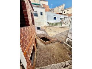 Casa a Baena. Casa con gran potencial, amplios espacios y piscina.