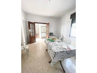 Casa  Castro del río. Amplia vivienda con patio y cochera para 2 coches.