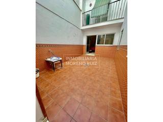 Pis a Baena. Piso bajo cerca del llano, con 2 patios.
