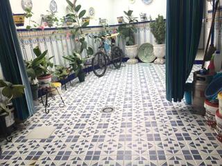 Casa a Baena. Casa cerca del llano, patio y terraza.