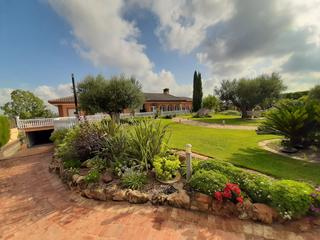 Chalet à Monserrat. Se vende espectacular villa en una sola planta con piscina clima