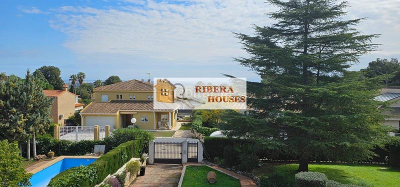 Foto 811fa033-d4f1-4802-80ef-97d081003724. Xalet amb xemeneia calefacció aparcament piscina a Picassent