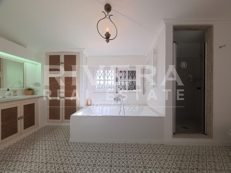 Foto b511318e-8981-41e7-bc2e-63eb136dd776. Casa con riscaldamento parcheggio piscina in Grove (O)