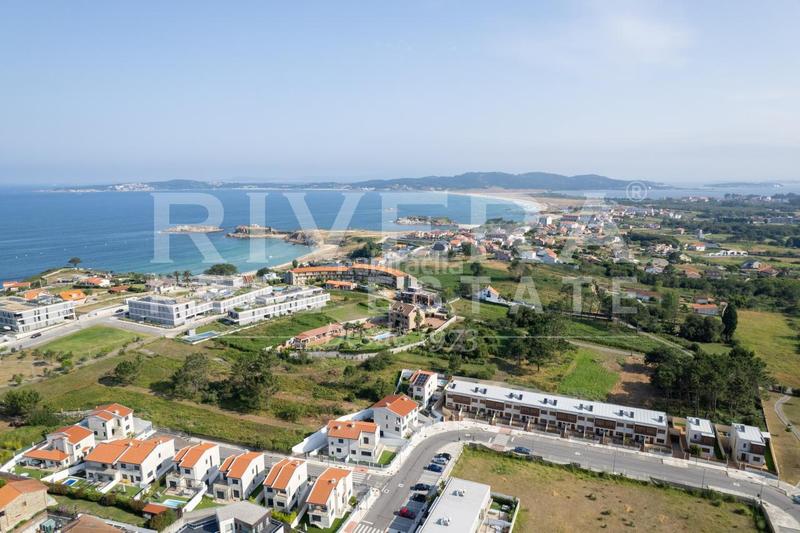 Foto f4073413-4a9a-4338-afb3-959a96007ca8. Casa aparellada amb calefacció aparcament a Noalla Sanxenxo