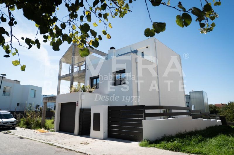 Foto 4fbd00ec-5abc-4bfd-b947-15c1ea0df769. Casa pareada en Navia Vigo