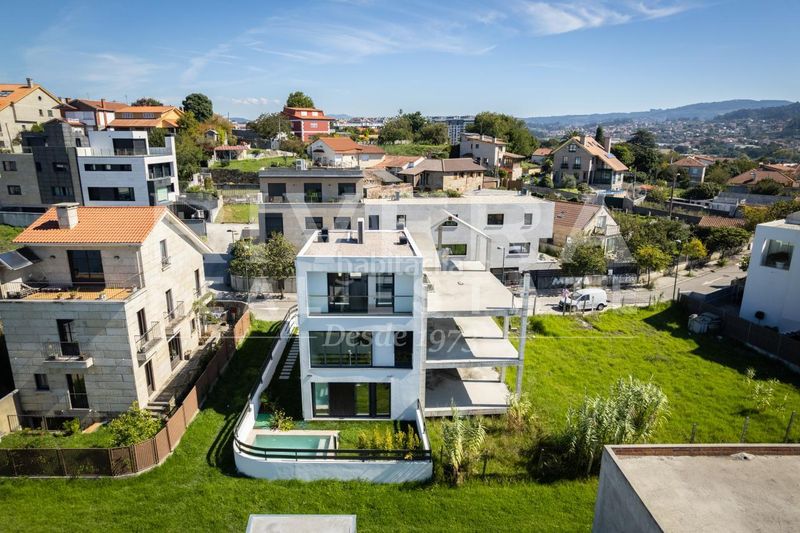 Foto cdd086f9-e0ee-40e1-a4ff-e5fbbdc2418b. Casa pareada en Navia Vigo