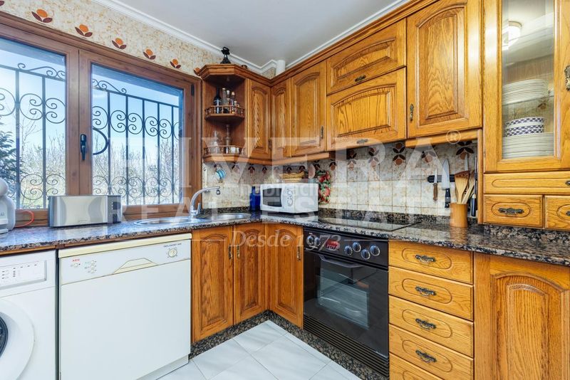 Foto 4e394f3e-3dcf-4844-af21-3e58ebf51480. Xalet amb calefacció aparcament piscina a Nigrán centro Nigrán