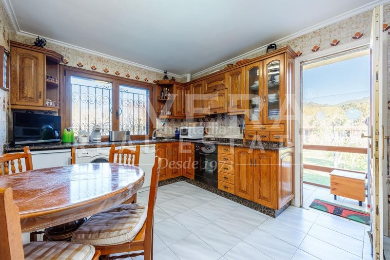 Foto 795f2d98-d7fa-42a7-bfa1-49ae032af757. Xalet amb calefacció aparcament piscina a Nigrán centro Nigrán