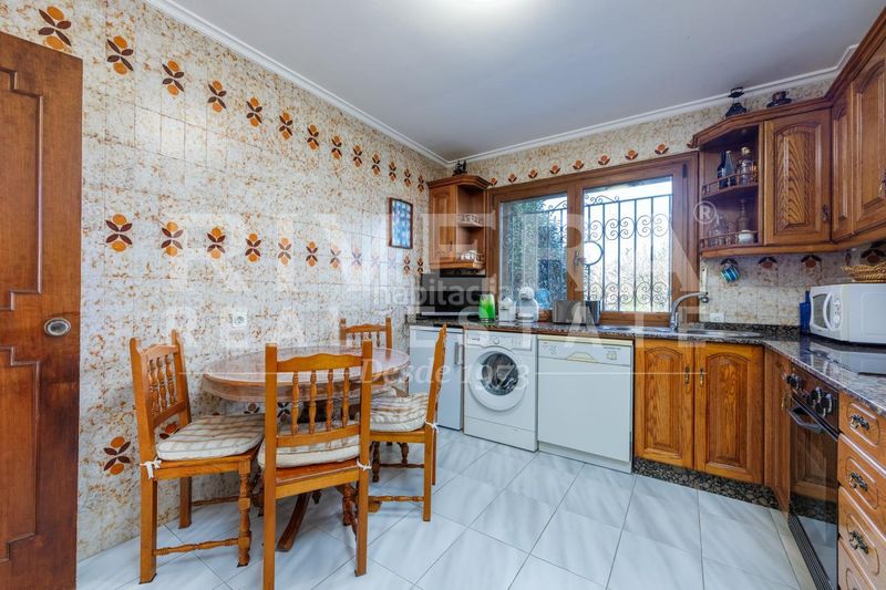 Foto cb63853b-9b3c-475e-99be-5669eb2efa53. Xalet amb calefacció aparcament piscina a Nigrán centro Nigrán