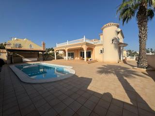 Xalet en Playa Flamenca. Chalet independiente en playa flamenca a solo 100 metros del mar