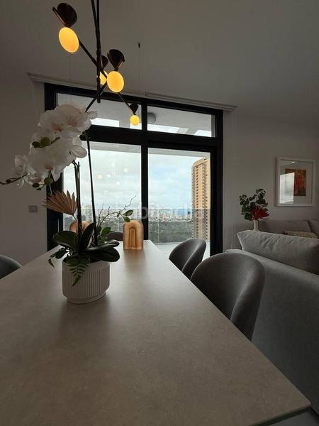 Foto dfe5ee9a-0a2e-40c1-b583-1912127c035a. Apartamento s con vistas al mar y al campo de golf en Benidorm