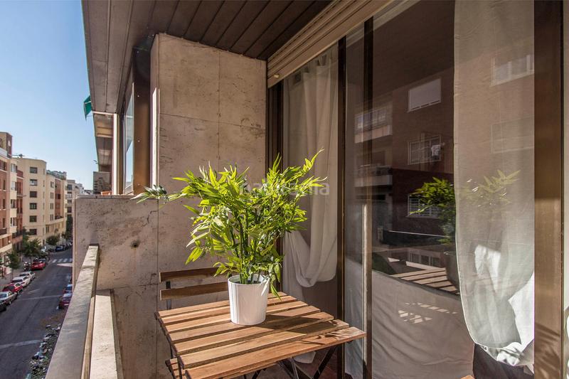 Foto f0d8e110-bd04-4f4a-8157-fe4e09b5c277. Alquiler piso alegre y luminoso aptto. ext., planta 3ª, céntrico, 3 dorm. , 2 aseos, terraza, amueblado, cocina completa; servicio de portería en Madrid