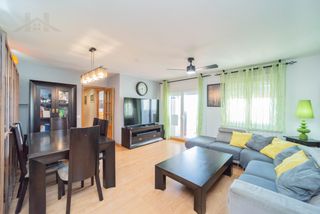 Flat in Suroeste - Zona Hospital. Hogares vende fabuloso piso de tres dormitorios con terraza con