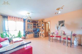 Appartement à Suroeste - Zona Hospital. Hogares vende estupendo piso de 3 habitaciones y 2 baños con pis