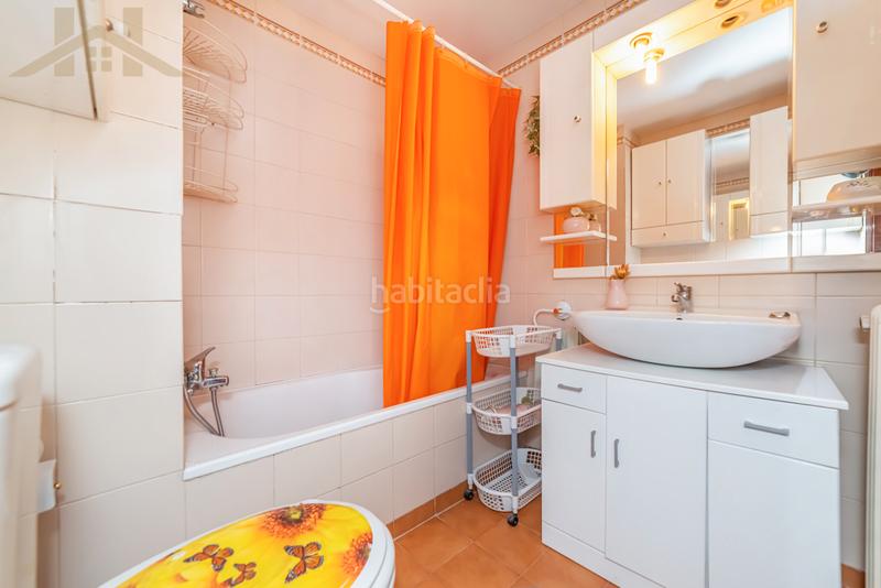 Foto 08b6d14c-3fd4-45d8-b385-201ac2d4571d. Chalet  adosado en venta en calle tulipán en Móstoles