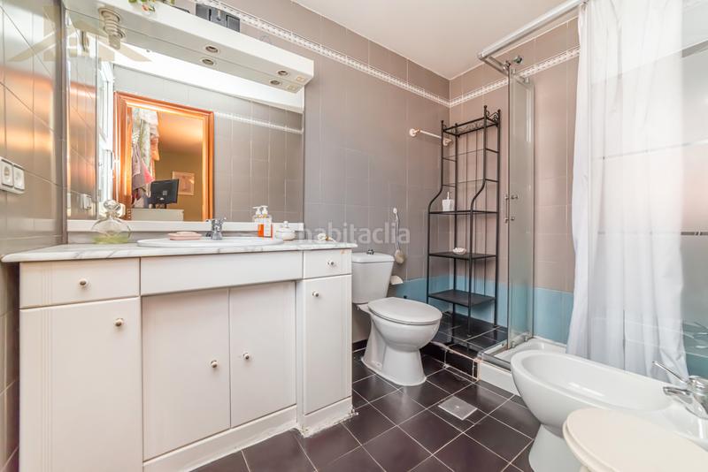 Foto c1383ed7-9f1b-4133-b3fd-893bd88284e4. Chalet  adosado en venta en calle tulipán en Móstoles