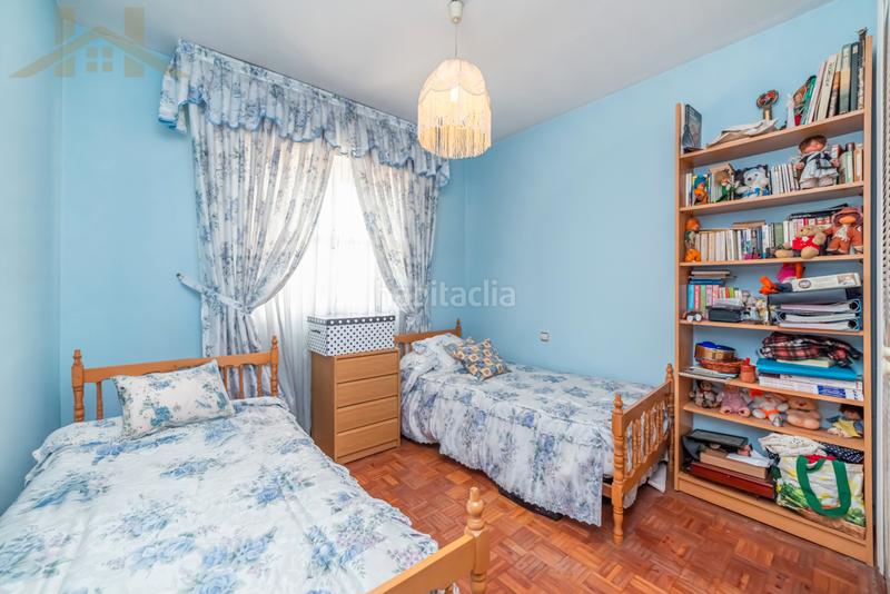 Foto ddd38a0c-64e7-47b0-886f-a71a28506cc0. Chalet  adosado en venta en calle tulipán en Móstoles