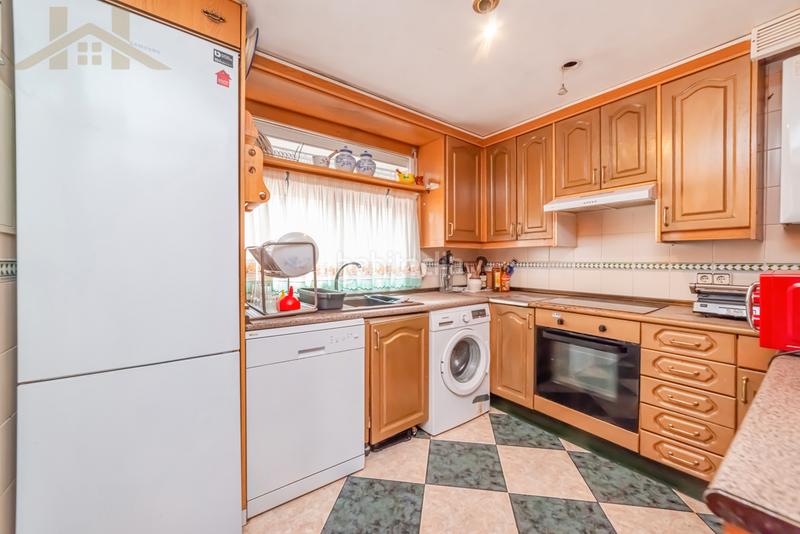 Foto e584adc3-2c50-4797-8f99-d147b6e9201c. Chalet  adosado en venta en calle tulipán en Móstoles