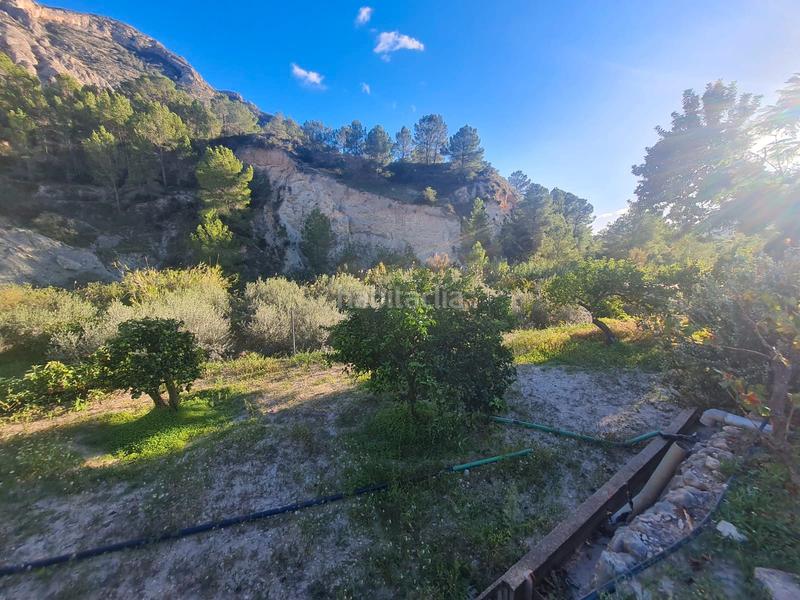 Foto 771f139b-0732-45b2-83ae-2397de820db1. Masia amb xemeneia aparcament a Orxeta