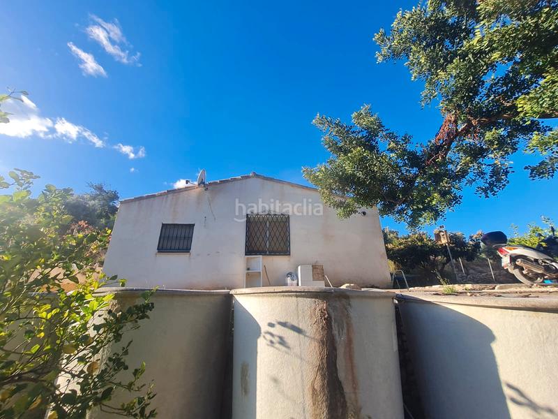 Foto 79b16326-9045-4492-b973-40b6c6fabfc0. Masia amb xemeneia aparcament a Orxeta