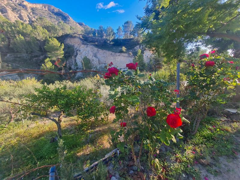 Foto 8c84f394-e649-4025-b964-488165c239ed. Masia amb xemeneia aparcament a Orxeta