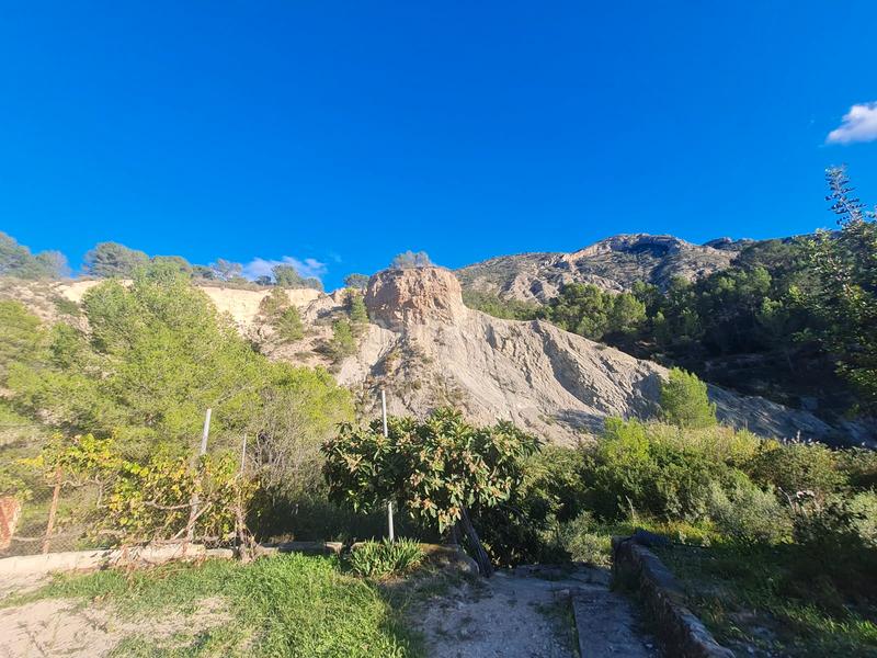 Foto 97d0d5a4-a04c-46c7-a9d4-71c819fac40d. Masia amb xemeneia aparcament a Orxeta