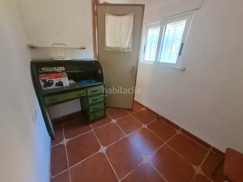 Foto b1ab3649-c755-4fc2-958f-716d192d9172. Masia amb xemeneia aparcament a Orxeta