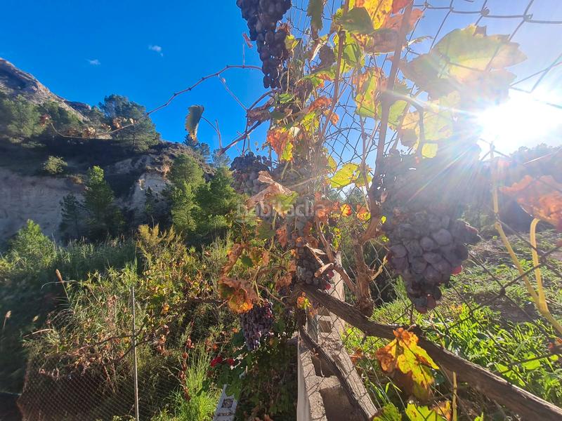 Foto b6c424ff-5c02-41f1-8dc4-9448cef5b43f. Masia amb xemeneia aparcament a Orxeta