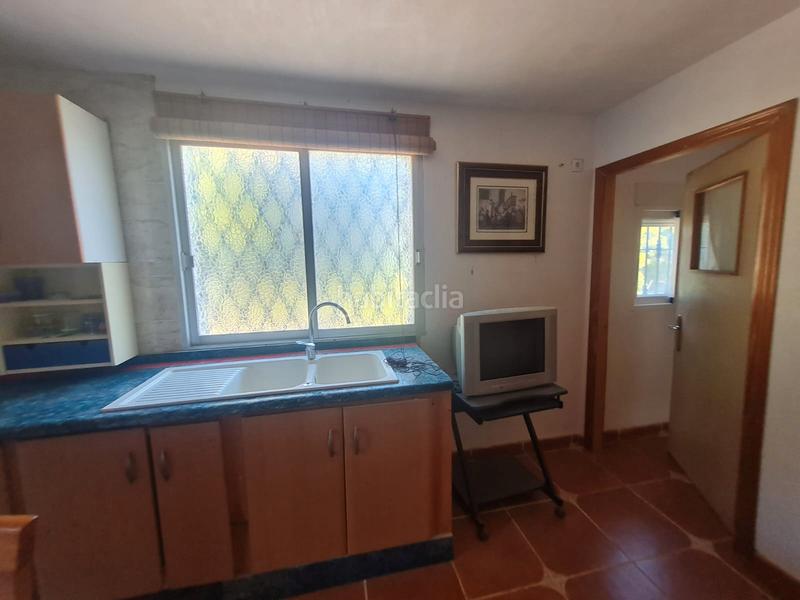 Foto b8eba825-47b6-48c2-99d7-db106a7c20c4. Masia amb xemeneia aparcament a Orxeta