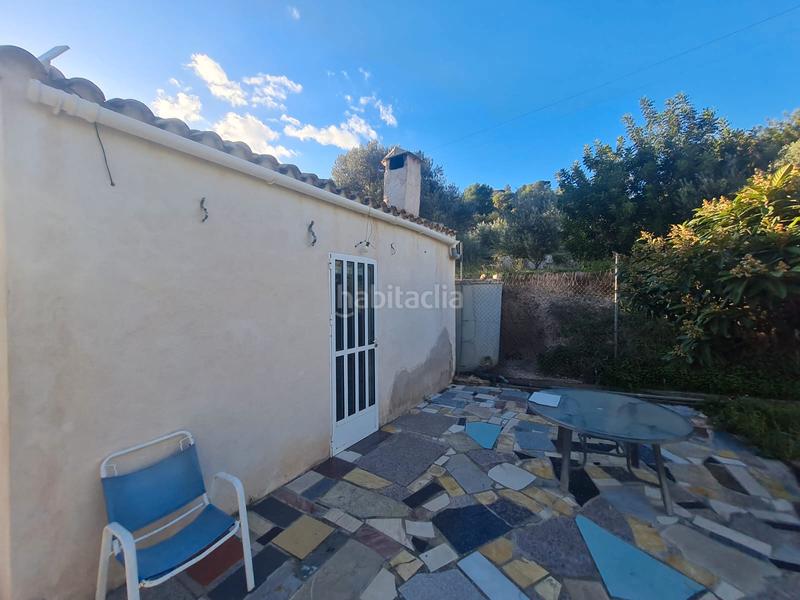 Foto c2602771-8ef6-4f90-84e1-64610f5d78e6. Masia amb xemeneia aparcament a Orxeta