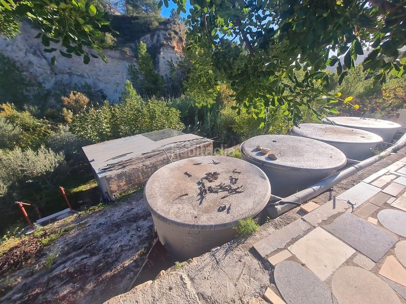 Foto ca08e3a8-68d5-439a-944d-e921a9d13fb2. Masia amb xemeneia aparcament a Orxeta