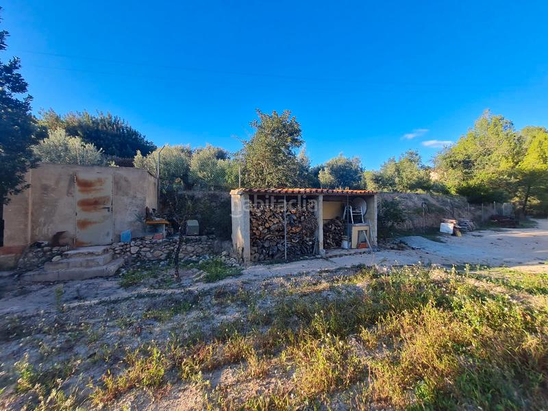 Foto d6391283-8848-4bae-a936-db5fbc0e1581. Masia amb xemeneia aparcament a Orxeta