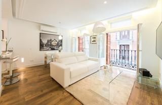 Location Appartement à Calle de atocha 55. Piso exterior con balcones en calle de atocha