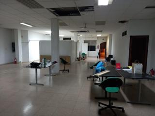 Location Local commercial à El Raval - Portes Encarnades. Se alquila local